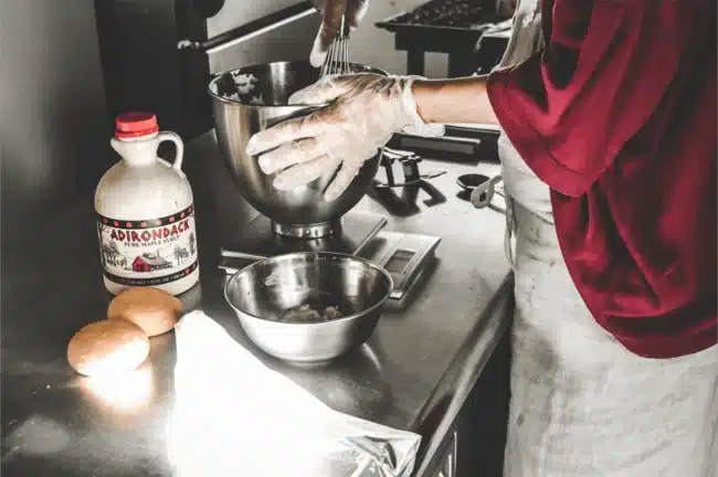 業務用の泡立て器でマリトッツオの実験中をしている