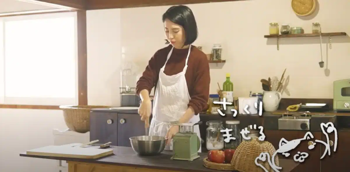 お菓子を作っている女性