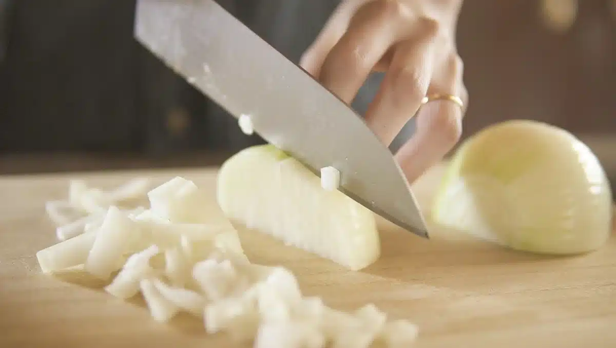 包丁で玉ねぎをカットしている