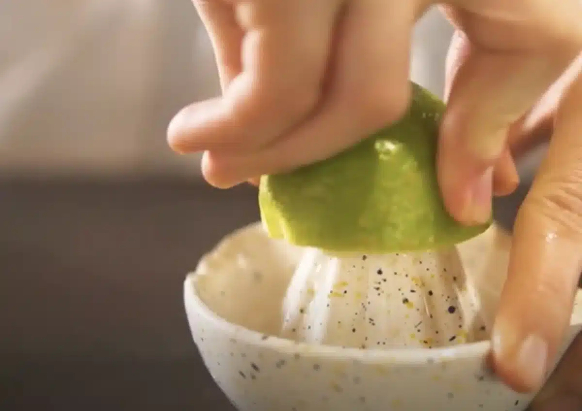 レモンをしぼっている