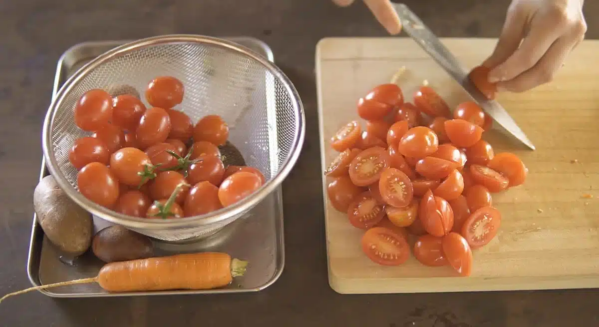 プチトマトを包丁で切っている