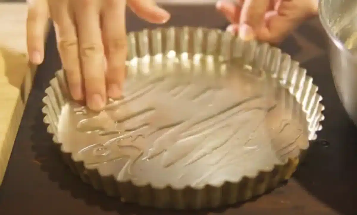 型に油をぬっている