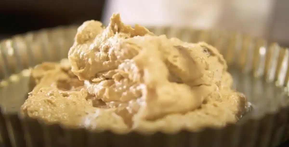 型に生地をいれている