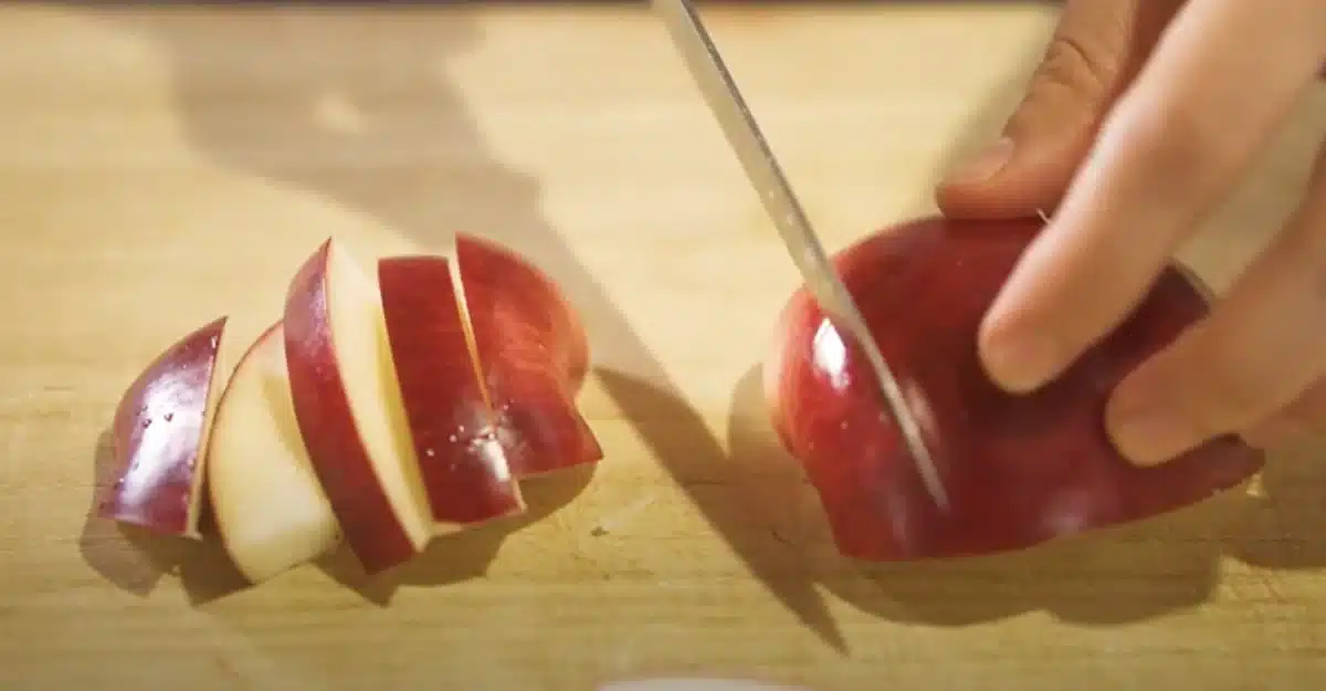 包丁でリンゴをカットしている