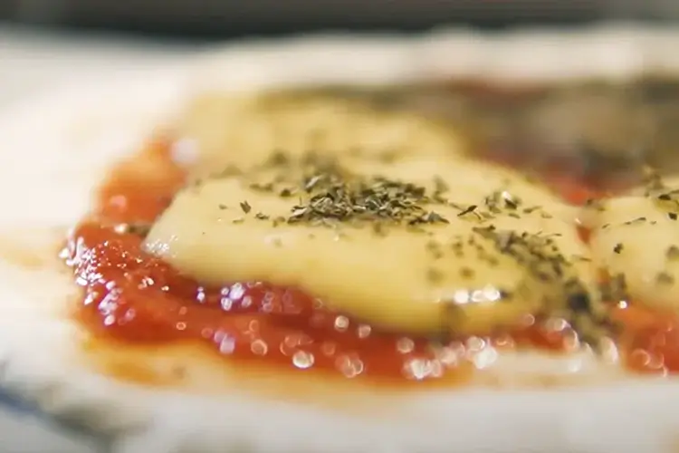 お餅で作ったヴィーガンチーズピザ