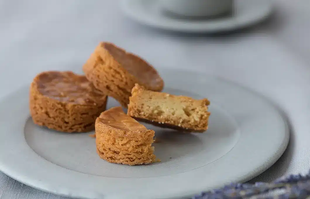 ホテルで出てきそう白いお更に乗ったガレット